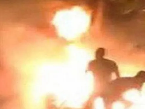 Người đàn ông châm lửa đốt bạn gái rồi tự tử