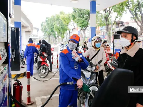 Giá xăng dầu đồng loạt giảm ngày mùng 4 Tết