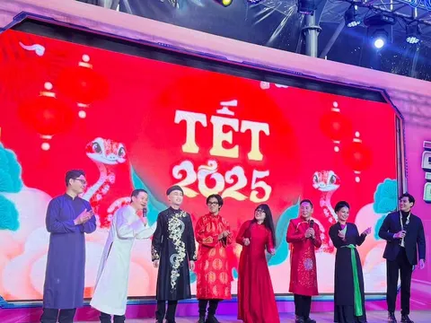 Khán giả thích thú thưởng thức nghệ thuật truyền thống mừng xuân ở Phố sách Hà Nội