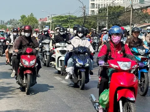 Hàng ngàn người dân miền Tây ùn ùn rời quê sau Tết