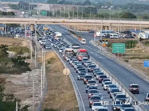 Clip: Ùn tắc nghiêm trọng trên cao tốc Cam Lâm – Vĩnh Hảo, hàng dài xe chờ qua hầm Núi Vung