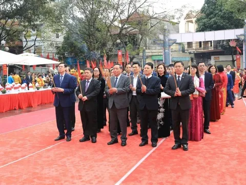 Phó Bí thư Thường trực Thành ủy Nguyễn Văn Phong dâng hương kỷ niệm 236 năm Chiến thắng Ngọc Hồi