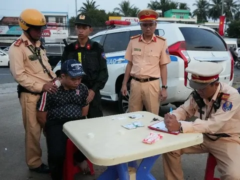 Đang dừng đèn đỏ, nam thanh niên vứt xe bỏ chạy khi thấy CSGT