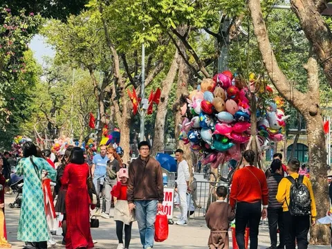 Người dân Thủ đô vui đón xuân Ất Tỵ