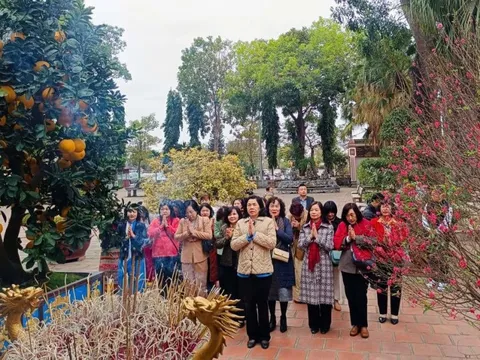 Lãnh đạo Hội LHPN các cấp dâng hương tại Khu di tích Đền thờ Nguyên Phi Ỷ Lan