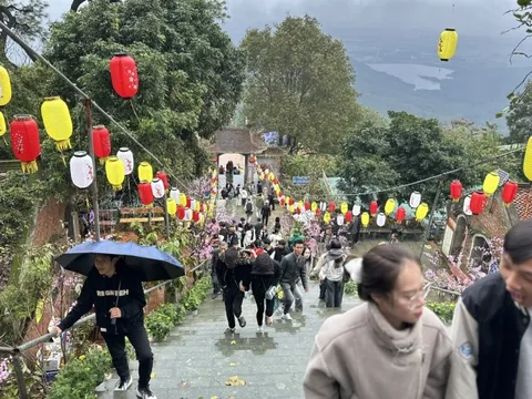 Hàng nghìn du khách đội mưa về Chùa Hương Tích khai hội