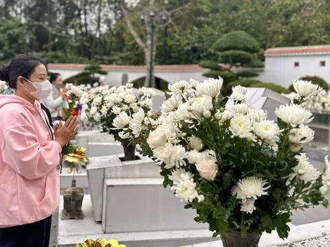 Hàng nghìn người đổ về Khu di tích Ngã ba Đồng Lộc du Xuân