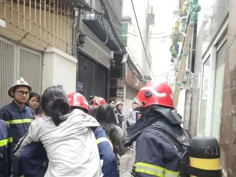 Cứu thành công 7 người mắc kẹt trong vụ cháy nhà trọ 6 tầng ở Cầu Giấy