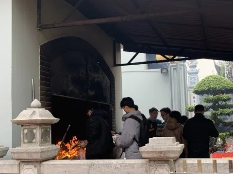 Việc đốt tiền vàng mã: Không còn ở chùa, nhưng vẫn xuất hiện ở Bia Bà La Khê