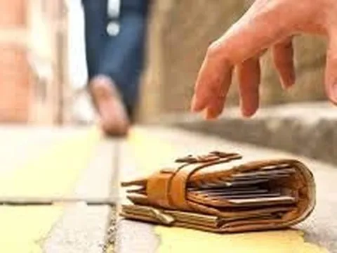 Đang đi du lịch, người đàn ông nhặt được túi tiền tại trạm dừng nghỉ