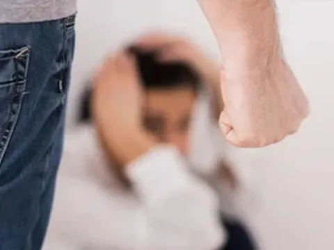 Bắt quả tang vợ ngoại tình trong nhà nghỉ, vợ nói một câu khiến chồng "tái mặt"