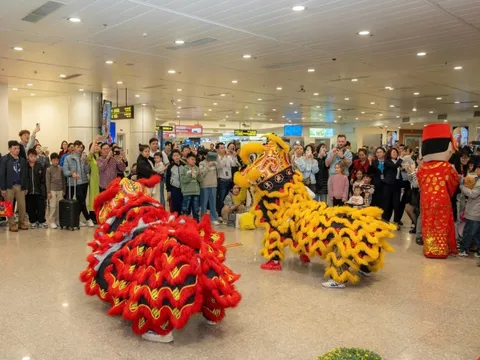 Đến sân bay Nội Bài xem múa lân trong ngày đầu năm mới