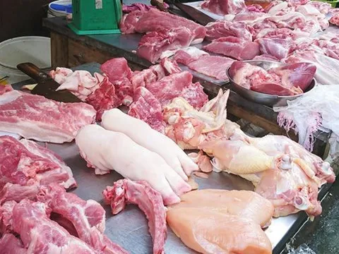 Lý do người bán thường treo thịt bò lên cao còn thịt lợn lại đặt trên bàn