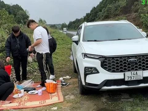 Bị phạt 13 triệu đồng vì dừng xe ngồi ăn cơm trên cao tốc Nội Bài - Lào Cai