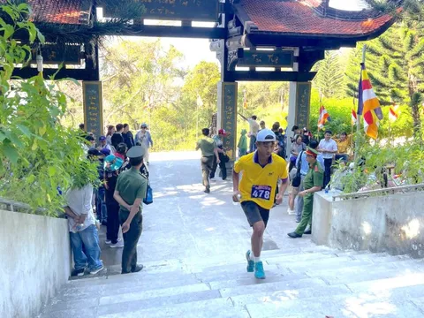 Bình Thuận: Hàng trăm vận động viên leo núi chinh phục đỉnh cao Tà Cú