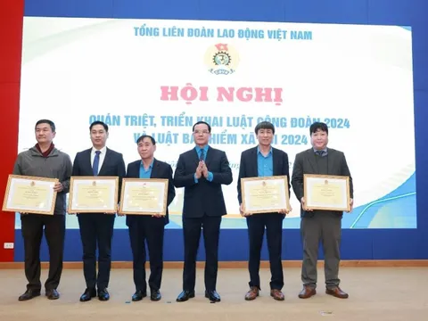 Khen thưởng 5 tập thể và 38 cá nhân có thành tích trong xây dựng Luật Công đoàn (sửa đổi)