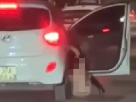 Người phụ nữ không mặc quần áo văng khỏi xe ôtô:Lập biên bản xử phạt hành chính lái xe