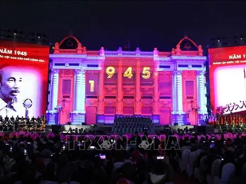 Chủ tịch Quốc hội dự chương trình nghệ thuật '95 năm - Ánh sáng soi đường'