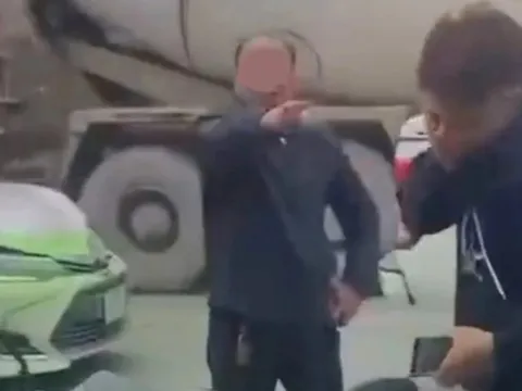 Khởi tố cán bộ trung tâm quỹ đất đánh người sau va chạm