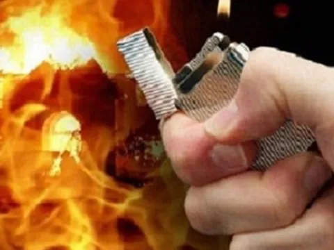 Con trai phóng hỏa đốt nhà làm mẹ ruột bỏng nặng