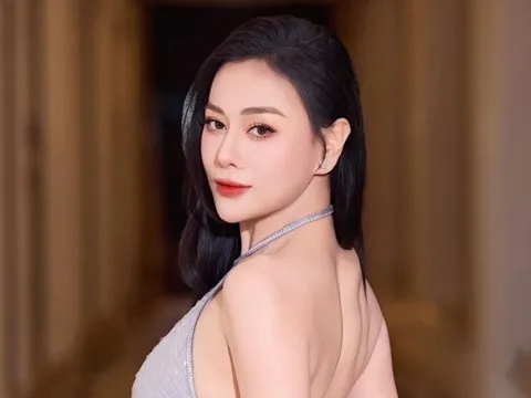 Hot mom tuổi Tỵ nóng bỏng nhất Vbiz, khoe vóc dáng "mình hạc xương mai" đầy tự tin
