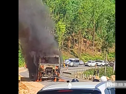 Xe đầu kéo chở thức ăn gia súc bốc cháy trên đèo An Khê