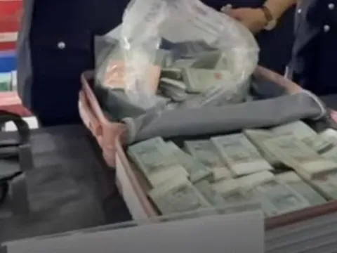 Hơn 2,8 tỷ đồng tiền mặt bị bỏ quên ở bãi đỗ xe