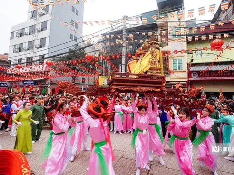 Video: Cận cảnh kiệu "bay" giữa phố Hà Nội