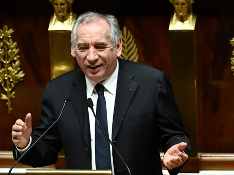 Thủ tướng Pháp vượt qua 2 cuộc bỏ phiếu bất tín nhiệm tại Quốc hội