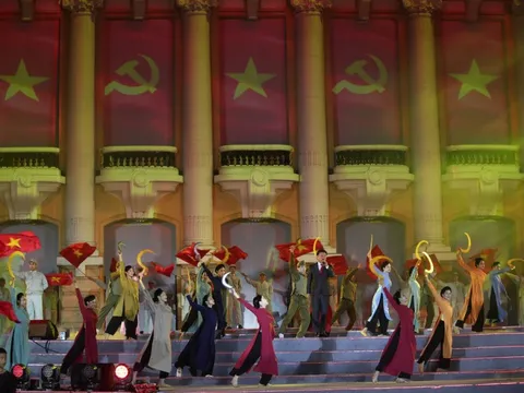 Tự hào và xúc động với chương trình “95 năm - Ánh sáng soi đường”