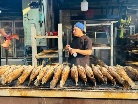 "Phố cá lóc nướng” lớn nhất Tp.HCM làm việc hết công suất trong ngày Vía Thần Tài