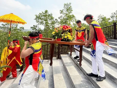 Lễ rước “nước thiêng” từ giếng Tiên khai hội chùa núi Thần Đinh