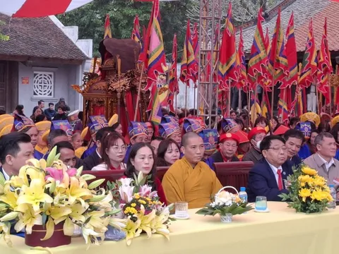 Người dân đội mưa nô nức xem lễ rước kiệu đầu xuân tại chùa Đậu