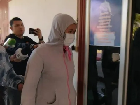 Con gái thiêu sống cha vì xin tiền không được