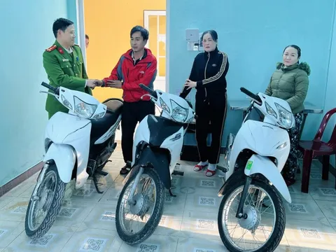 Công an trao trả nhiều xe máy cho người dân bị mất trộm