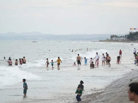 Tìm thấy thi thể nam du khách sau 2 ngày mất tích ở biển Đồi Dương