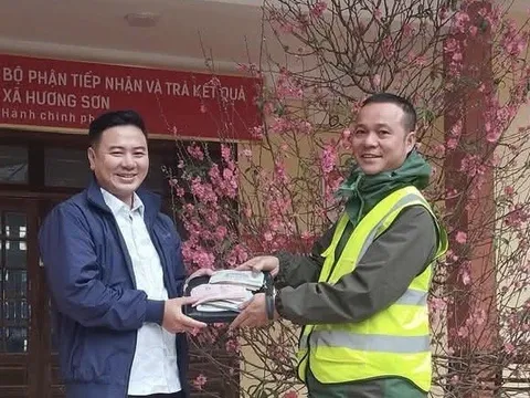 Nhiều người dân ở chùa Hương nhặt được của rơi trả lại người đánh mất