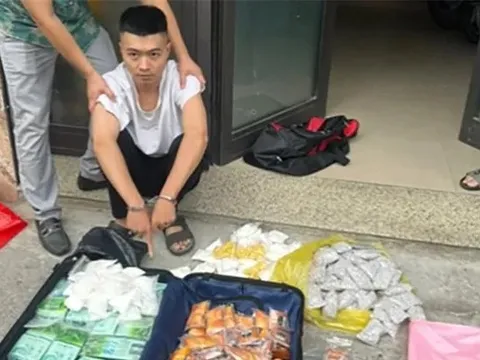 Thủ kho hợp tác với đối tượng nước ngoài để vận chuyển ma túy