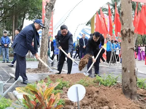 Phó Bí thư Thường trực Thành ủy Nguyễn Văn Phong dự lễ phát động Tết trồng cây