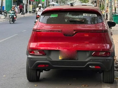 Khám nghiệm hiện trường vụ tài xế tử vong trong xe ô tô đậu bên đường ở Đồng Nai