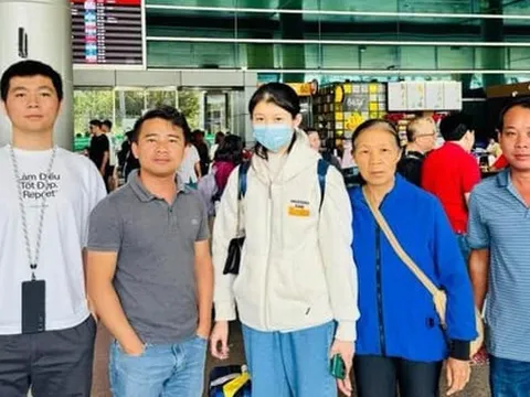 Vụ nữ sinh viên đại học mất tích trước Tết: Mẹ hồi hộp, hạnh phúc khi gặp lại con gái ở sân bay