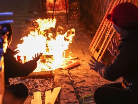 Đốt lửa sưởi ngoài đường coi chừng lĩnh án tù