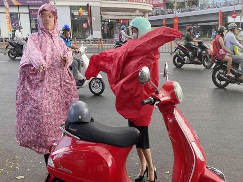 Dừng xe trên đường để mặc áo mưa có bị xử phạt không?
