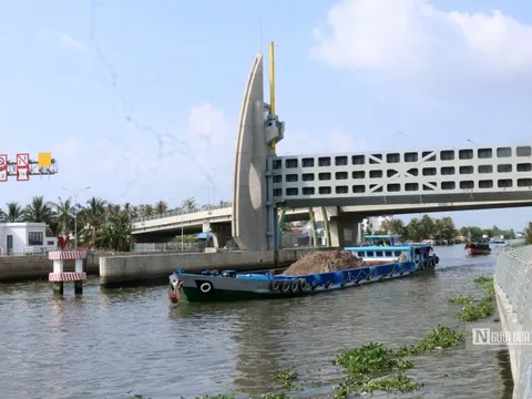 Vận hành Cống - âu thuyền Vàm Bà Lịch kiểm soát mặn, trữ ngọt