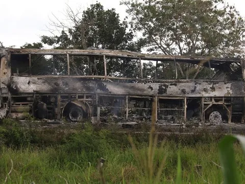 Xe buýt cháy rụi sau va chạm với xe tải khiến 41 người tử vong