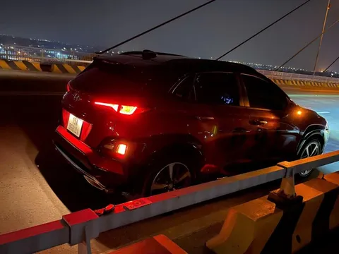 Tìm kiếm người bỏ lại ô tô, nghi nhảy cầu