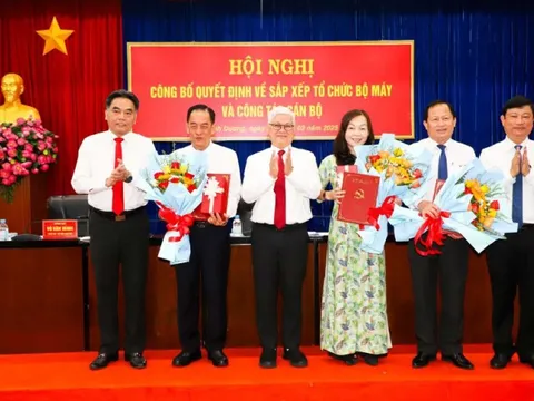 Bình Dương: Công bố sắp xếp tổ chức bộ máy, nhiều cán bộ nghỉ hưu trước tuổi