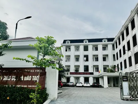 Hàng loạt trường ở Hà Tĩnh thông báo dừng dạy thêm, phụ huynh lo lắng