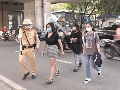 Theo quy định mới, sang đường không vẫy tay bị xử phạt bao nhiêu?