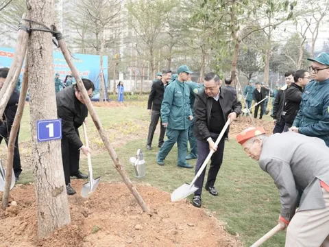 Chủ tịch UBND Thành phố Hà Nội Trần Sỹ Thanh dự Tết trồng cây tại công viên hồ Phùng Khoang